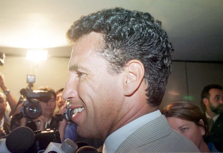 CARECA1 BSB 07/12/00 -ESPORTES - ANTONIO OLIVIERA(CARECA) EX JOGADOR, DURANTE ENTREVISTA APOS REUNIAO DA CPI DA NIKE, NO CONGRESSO. FOTO JOEDSON ALVES/AE