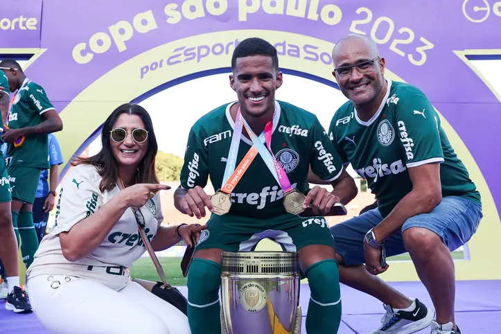 Talisca comemorando título com familiares
