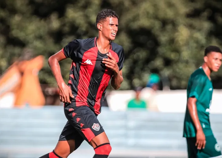 Talisca pela base do Vitória