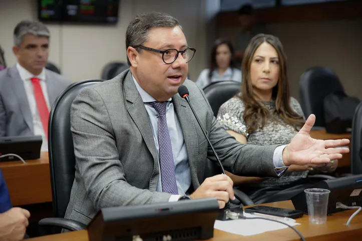Deputado Emerson Penalva durante audiência
