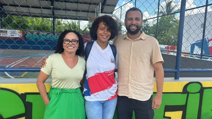 Gabriele ao lado dos professores Mateus Tavares ( Sociologia) e Joanne Mary (Língua portuguesa )