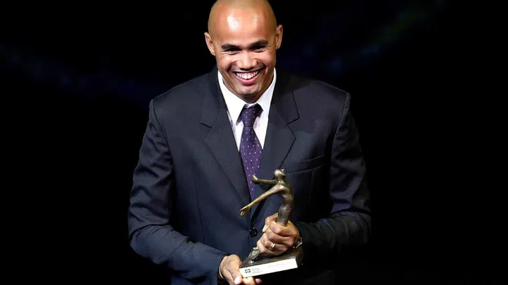 Edson recebendo premiação