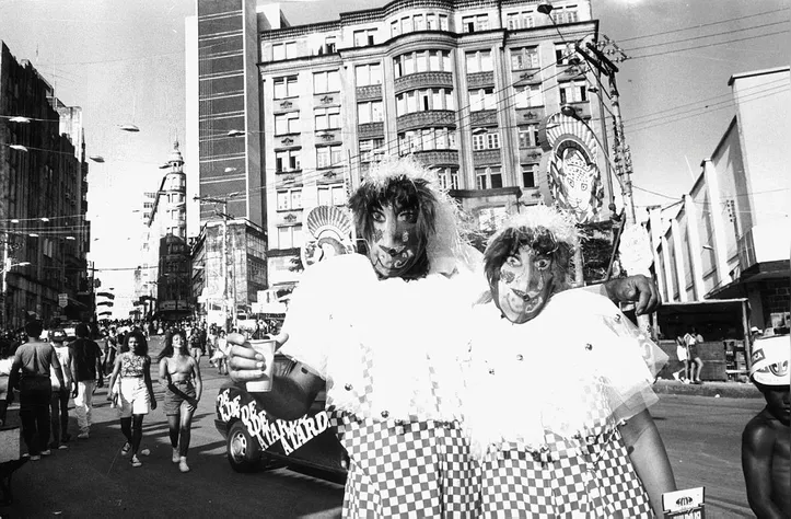 Pessoas fantasiadas no Carnaval de Salvador em 1992