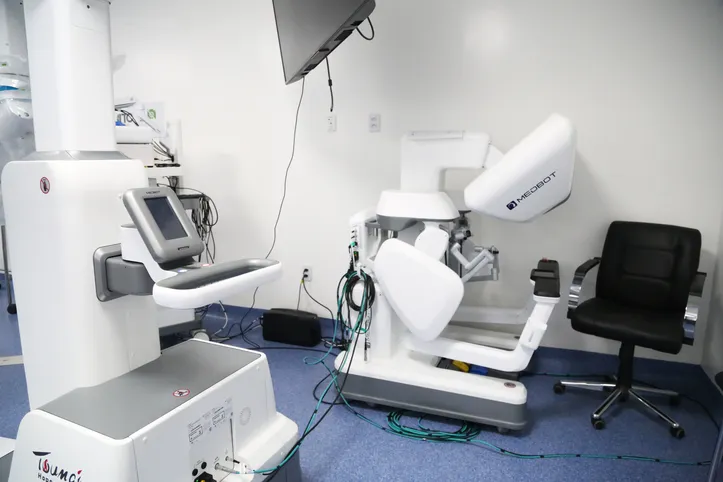 Plataforma onde o médico conduz a cirurgia no console, comandando os braços robóticos