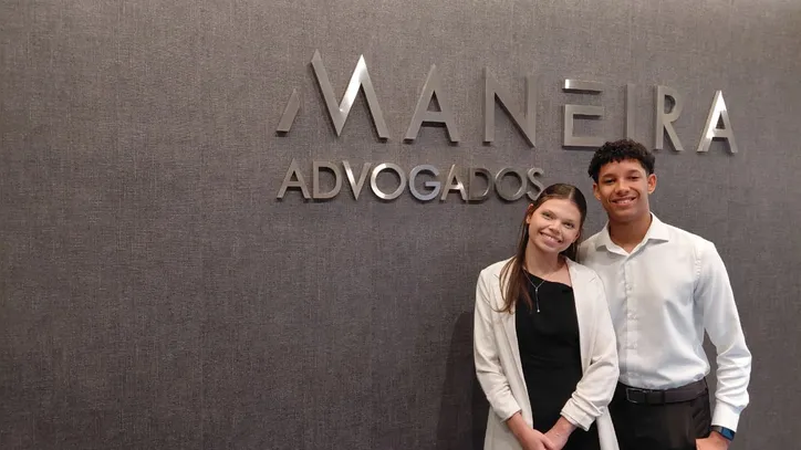 Eduardo no escritório onde trabalha