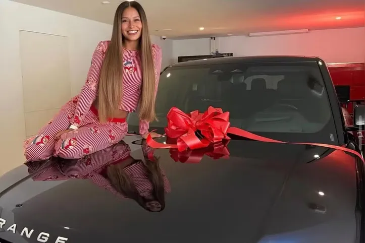 Esposa de Raphinha e sua Range Rover Vogue