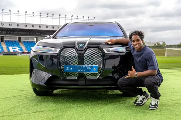 Endrick e sua BMW iX xDrive 50.