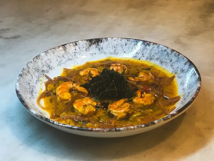 Fideua de moqueca de camarão, do Jota Gastronomia