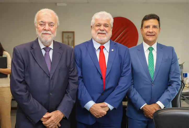 Paulo Rangel (centro) tomou posse como conselheiro do TCM em 2024: ele renunciou ao mandato de deputado estadual