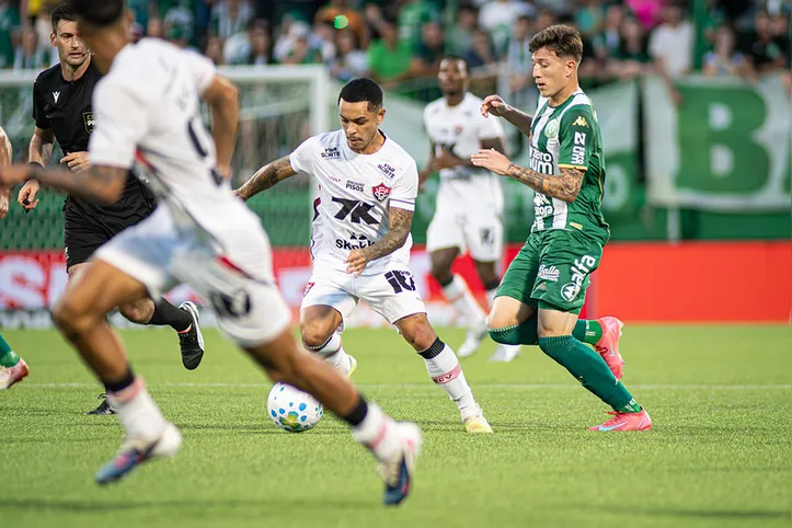 Matheuzinho sofreu o pênalti e ele mesmo converteu para empatar o jogo com a Chapecoense