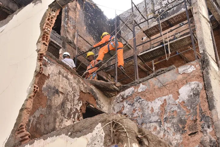 Imagem ilustrativa da imagem Demolição de prédio revive trauma de moradores no Stiep: “Nem consigo ver”