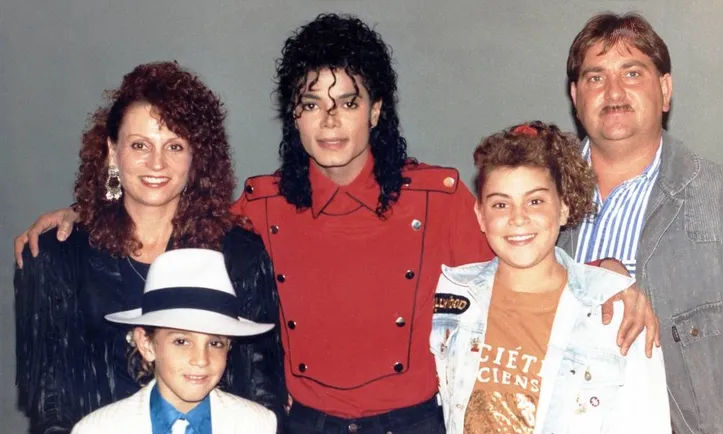 Imagem do documentário 'Deixando Neverland', de Dan Reed, com a família de Wade Robson