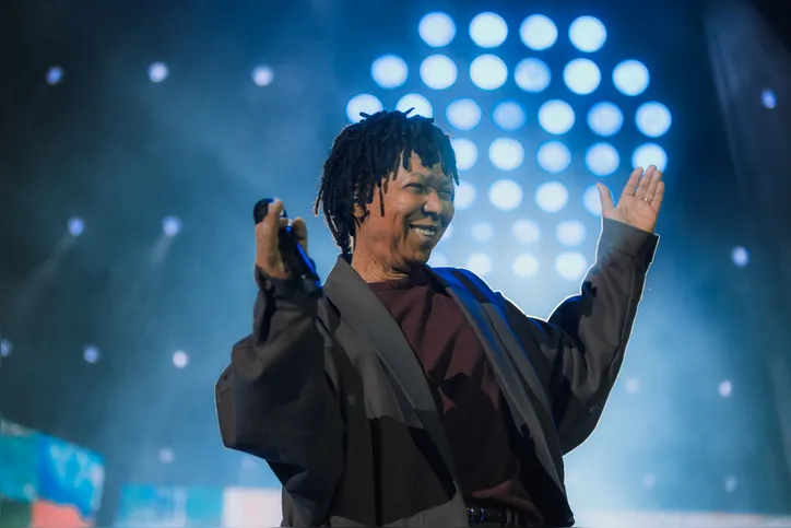 Mergulho em um 'oceano' de sucessos: veja o que aguarda os baianos no show de Djavan
