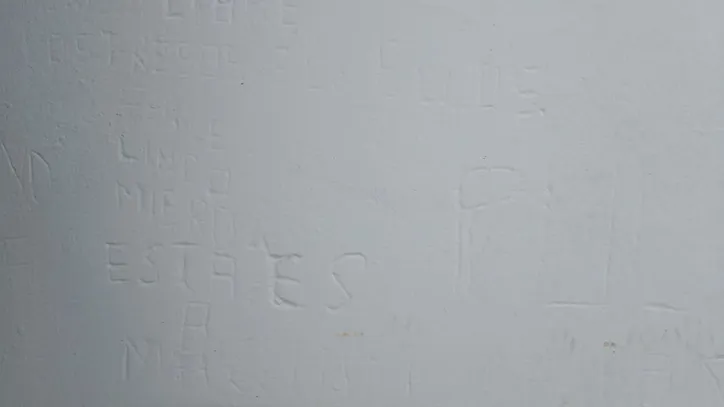 Paredes ainda carregam marcas dos antigos presos