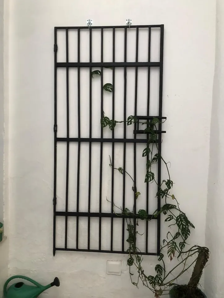 Porta de cela virou parte da decoração