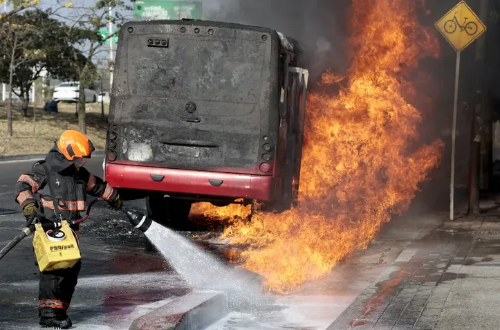 Homens armados bloquearam com carros e caminhões incendiados diversas vias de Jalisco
