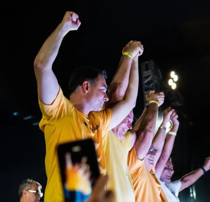 Flávio Bolsonaro em palanque com aliados no Nordeste