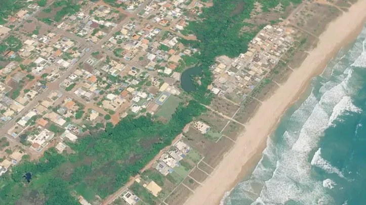 Muro impede acesso a praia em Camaçari