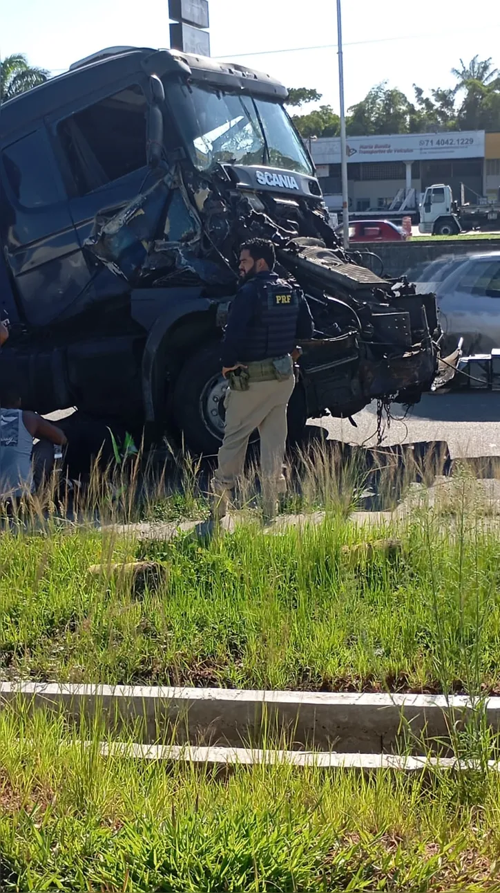 Cinco pessoas ficaram feridas com a colisão