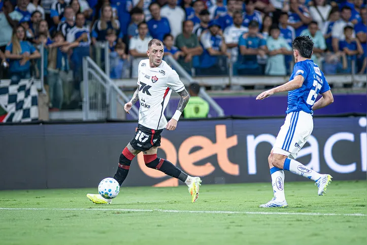 Renzo López foi titular em Cruzeiro 3x0 Vitória no Mineirão