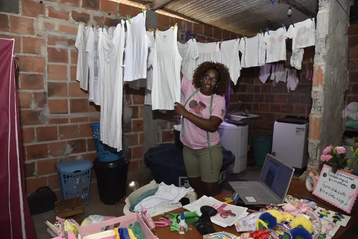 Entre uma atividade e outra, Leidy constrói parte da renda da família