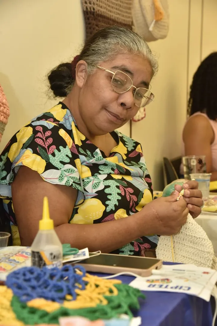 Mais do que a oportunidade de fazer uma renda extra, Simone encontrou na Feira de Mães Atípicas, o acolhimento para aprender a cuidar do neto autista