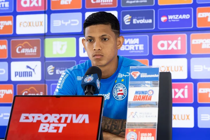 Pulga durante a coletiva no CT Evaristo de Macedo