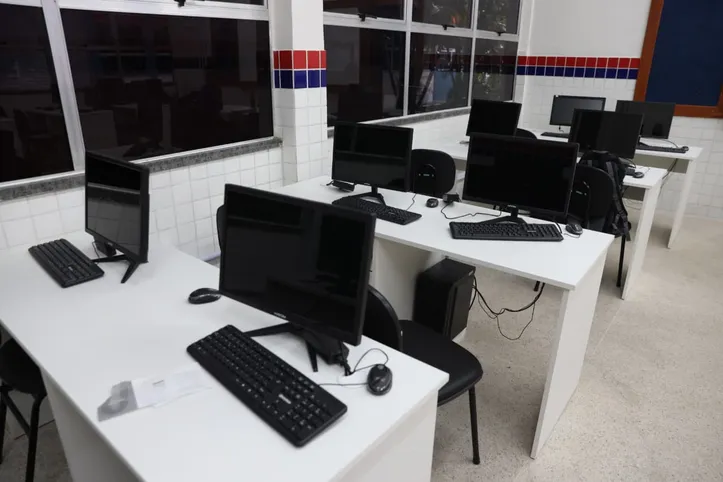 Entrega também incluiu computadores