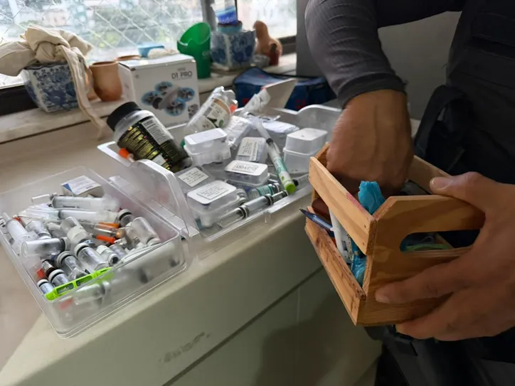 Imagem ilustrativa da imagem Operação contra esquema de canetas emagrecedoras em farmácias prende 12 na Bahia