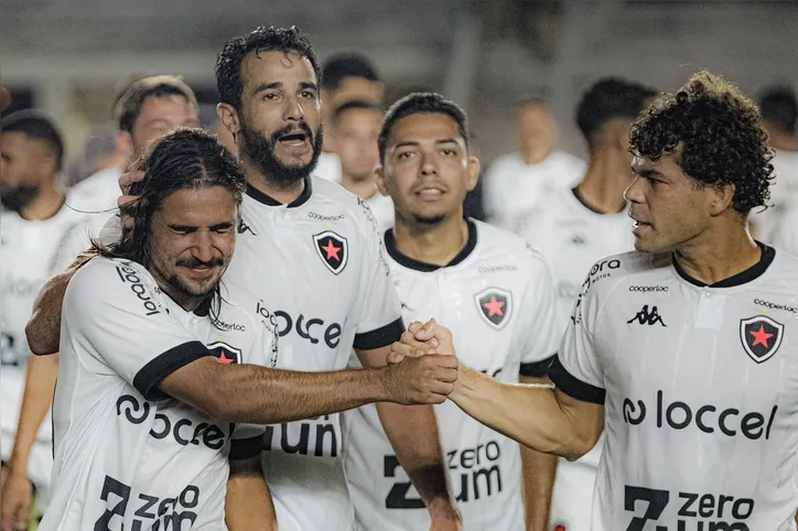 Time do Botafogo da Paraíba saindo de campo