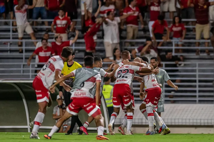 Time do CRB comemorando o gol marcado