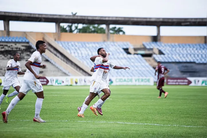 Piauí comemorando gol