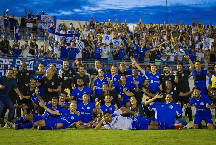 Time do Confiança comemorando ida para a final do estadual