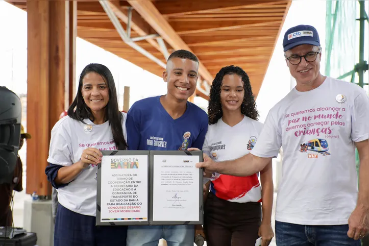 Estudantes da rede pública estadual ao lado da secretária de Educação da Bahia, Rowena Britto, e do presidente do CTB, Eracy Lafuente