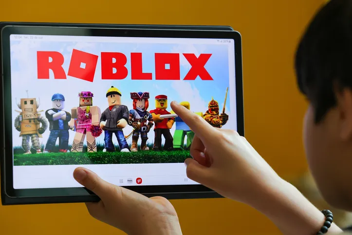 Criança faz uso de celular, tablet e computador