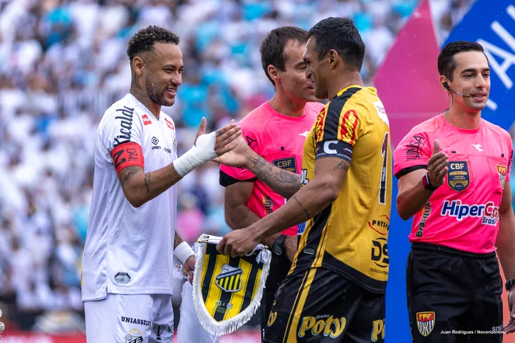 Neymar e Robson antes da partida entre Novorizontino e Santos