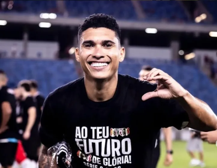 Imagem ilustrativa da imagem Ex-jogador de Bahia e Vitória fica ferido em acidente; carro pegou fogo