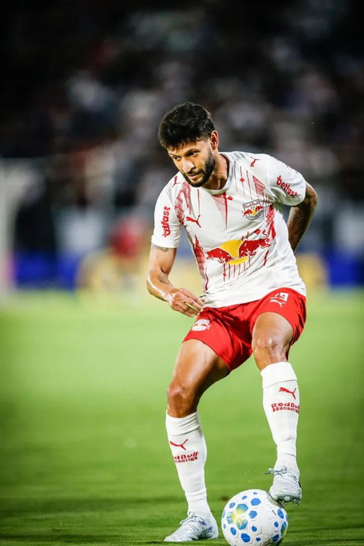 Juninho Capixaba recebeu o terceiro cartão amarelo e não enfrenta o Tricolor de Aço