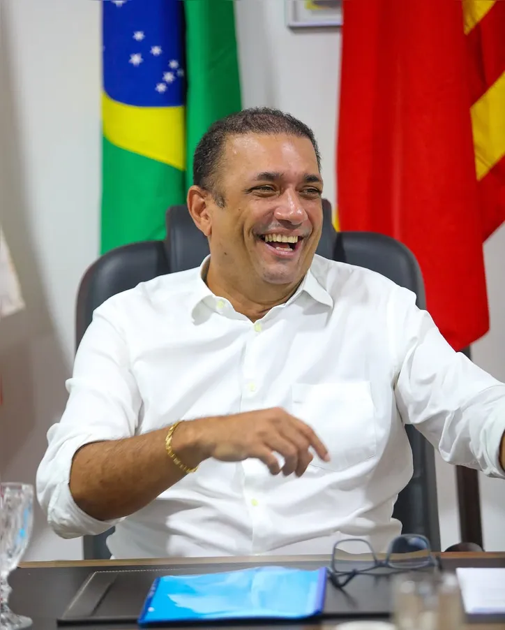 Ex-prefeito de Ilhéus, Marão (PSD), no gabinete enquanto estava na prefeitura