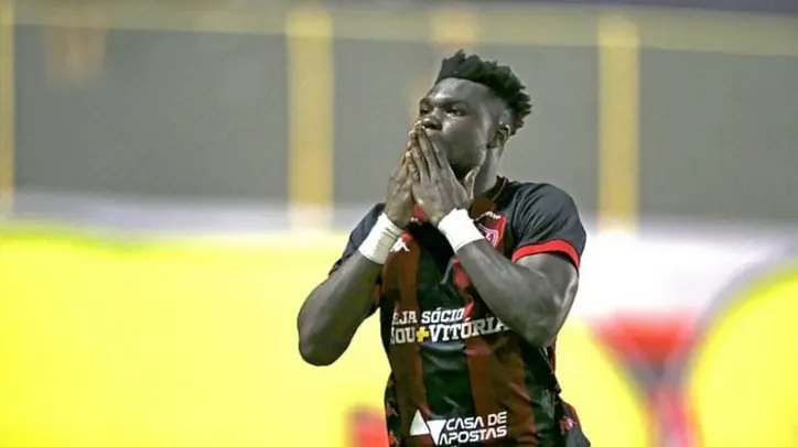 Jordy Caicedo em campo pelo Vitória