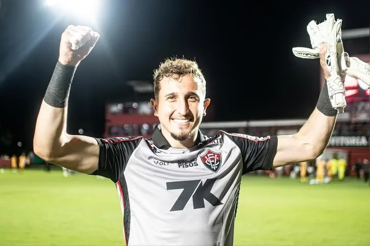 Thiago Couto comemorando com a camisa do Vitória