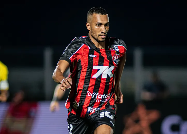 Lucas Braga em campo pelo Vitória
