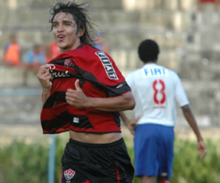 Marcelo Moreno com a camisa do Vitória