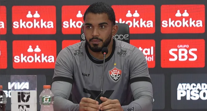 Lucas Arcanjo durante coletiva