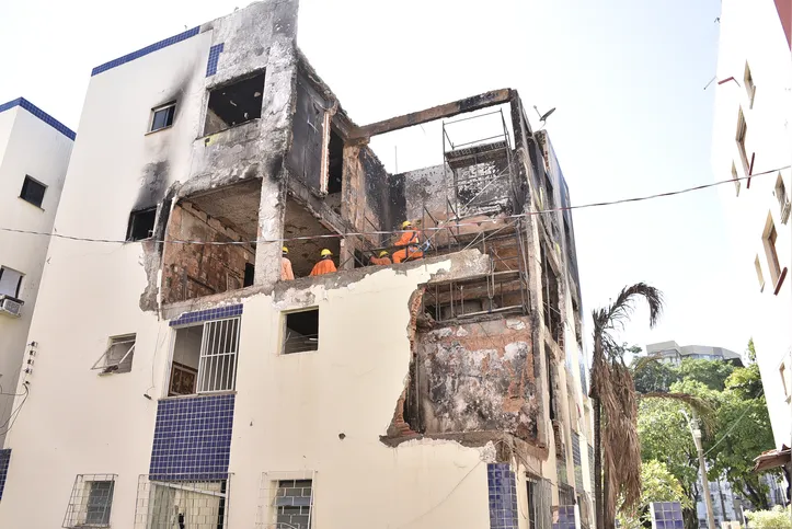 SALVADOR PRÉDIO ATINGIDO POR EXPLOSÃO NO STIEP PASSA POR DEMOLIÇÃO. Foto, José Simões/Ag A TARDE. Data:08/04/26