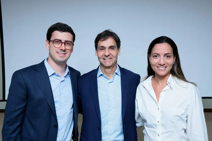 Cláudio Cunha ladeado por Rafael Valente e Viviane Fonseca