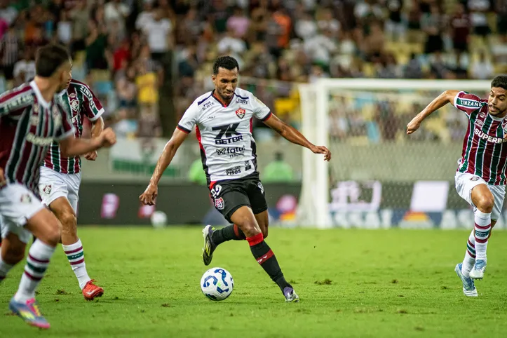 Lucas Braga em campo pelo Vitória