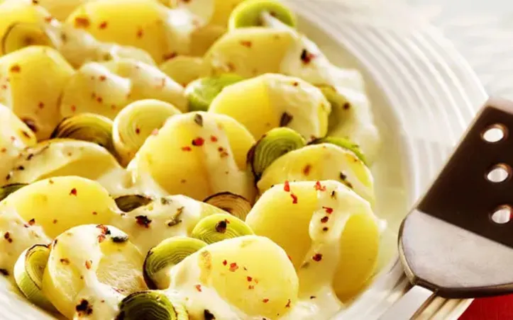 Registro ilustrativo do gratinado de batata com alho-poró