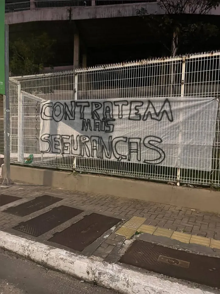 Imagem ilustrativa da imagem Faixas com ameaças a jogadores do Bahia são colocadas nos arredores da Fonte Nova
