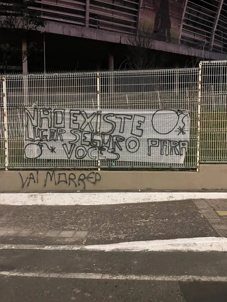 Imagem ilustrativa da imagem Faixas com ameaças a jogadores do Bahia são colocadas nos arredores da Fonte Nova